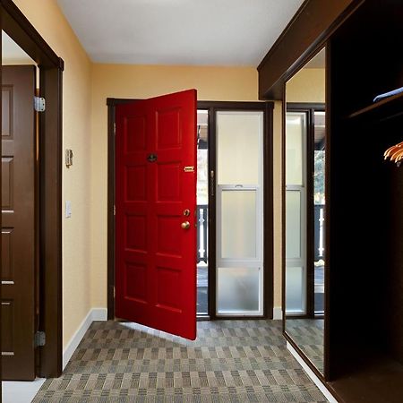 Cozystay Signature Lake Okanagan Resort Kelowna Ngoại thất bức ảnh